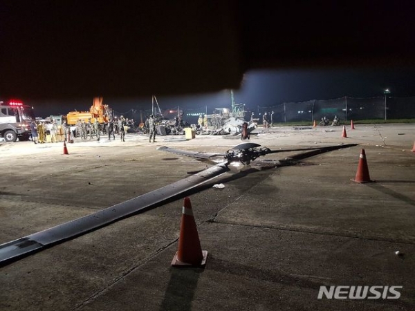 군 당국이 지난 17일 오후 경북 포항시 남구 포항비행장 활주로에서 추락한 상륙기동헬기(MUH-1) 마린온의 기체를 수습하고 있다.(사진=해병대사령부 제공)