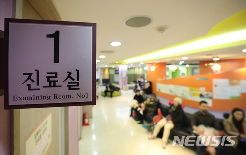 올해 1월 서울 중구의 한 병원에서 환자들이 진료를 기다리고 있는 모습. 사진은 기사와 관련없음.