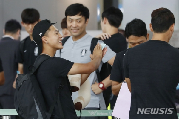 아시안게임 남자 축구 대표팀 이승우를 비롯한 선수들이 11일 인천국제공항을 통해 자카르타로 출국하기 위해 수속을 기다리고 있다.