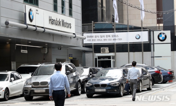 BMW 리콜 대상 차량에 대한 운행정지 명령이 내려진 14일 서울 시내의 한 BMW 서비스센터에 차량들이 주차돼있다.