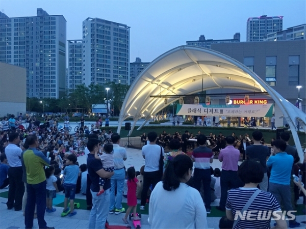 대구오페라하우스는 18일 오후 7시30분에 북구 침산동 삼성창조캠퍼스 야외공연장에서 '한여름 밤의 오페라 콘서트'를 연다고 17일 밝혔다.