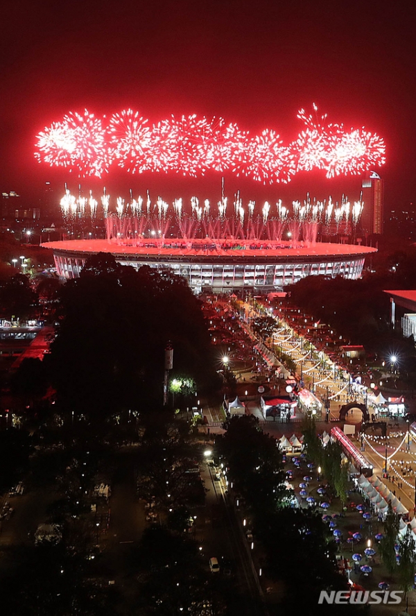 2018 자카르타-팔렘방 아시안게임 개막식이 열린 18일(현지시각) 오후 인도네시아 자카르타 겔로라 붕 카르노(GBK) 주경기장에서 축하 불꽃이 자카르타 도심을 수 놓고 있다.