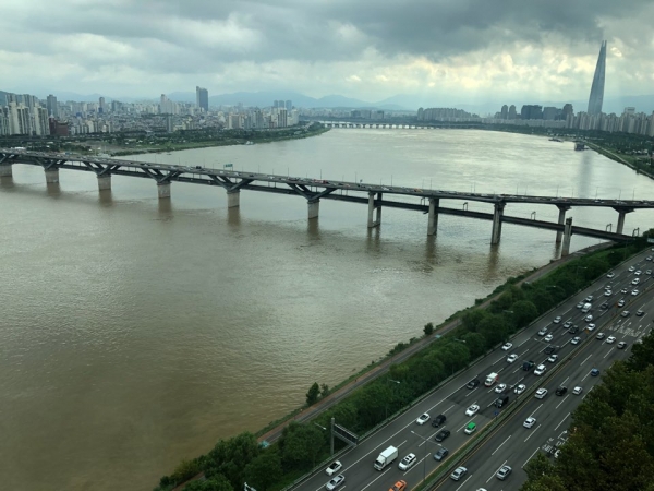 28일 서울 지역에 내린 폭우로 인해 흙탕물로 변한 한강 물이 청담대교 바로 밑을 빠르게 흘러가고 있었다. 한강 위로 먹구름이 지나간다.