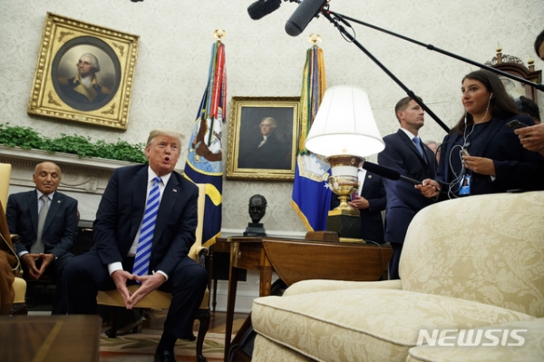 도널드 트럼프 미 대통령이 5일 백악관에서 사바 알 아흐마드 알 사바 쿠웨이트 국왕과의 회담 후 기자들과 이야기하고 있다. 트럼프 대통령은 이날 오는 유엔 총회 기간 중 한국과의 자유무역협정(FTA) 개정안에 서명하게 될 것이라고 말했다.
