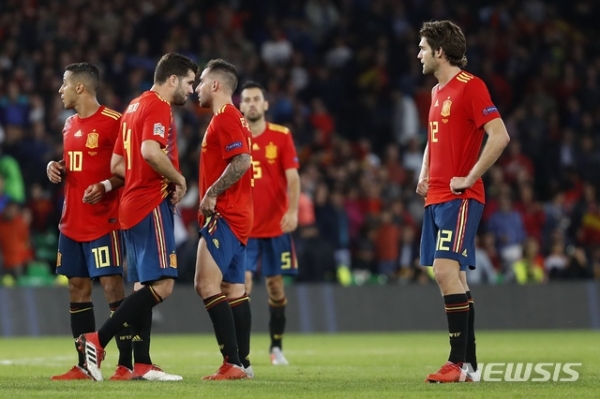 스페인이 15년 만에 홈에서 덜미를 잡혔다. 스페인은 16일(한국시간) 스페인 세비야에서 열린 2018~2019 유럽축구연맹(UEFA) 네이션스리그 리그A 4조 3차전에서 잉글랜드에 2-3으로 패했다. 스페인이 홈 공식경기에서 진 것은 2003년 6월 그리스전 이후 15년 만이다. 잉글랜드는 전반에만 세 골을 몰아넣으며 대어를 낚았다. 전반 16분 잉글랜드가 포문을 열었다. 역습 과정에서 마커스 래시포드가 내준 공을 라힘 스털링이 오른발로 마무리했다. 잉글랜드는 집요하게 스페인 수비 뒷공간을 파고들었고, 두 번째 결실을 맺었다. 전반 29분 해리 케인이 달려들던 래시포드에게 연결했다. 래시포드는 별다른 어려움 없이 골망을 흔들었다. 잉글랜드는 전반 37분 케인·스털링 콤비의 환상적인 플레이로 전반에만 3-0을 기록했다. 스페인은 후반 들어 파코 알카세르, 세르히오 라모스가 한 골씩을 만회했으나 결과를 바꾸진 못했다.