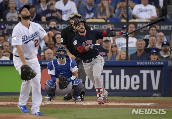 스티브 피어스(35·보스턴 레드삭스)는 29일(한국시간) 미국 캘리포니아주 로스앤젤레스의 다저스타디움에서 열린 2018 메이저리그(MLB) 월드시리즈 5차전 LA 다저스와의 경기에서 1회초 선제 투런 홈런을 터뜨렸다.