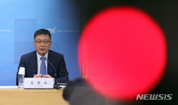 김현욱 KDI 경제전망실장이 지난 5일 정부세종청사에서 2019년 국내경제 등의 전망을 발표하고 있다.