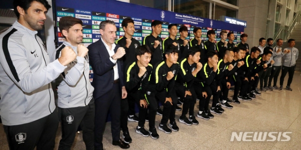 한국 축구가 59년 만에 아시아 정상을 향해 달려간다. 파울루 벤투 감독이 이끄는 축구대표팀이 20일 호주 브리즈번에서 열린 우즈베키스탄과의 A매치 평가전에서 4–0으로 승리하며 2018년 경기 일정을 모두 마쳤다.