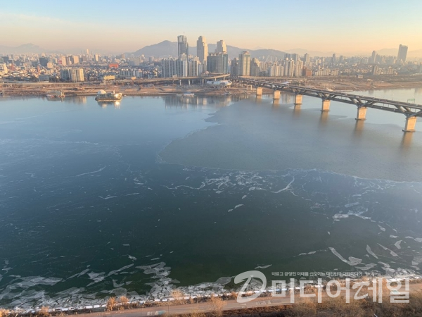 세밑 한파가 기승을 부린 31일 오전, 서울 강남구에서 바라본 한강이 얼어붙어 가고 있다. 