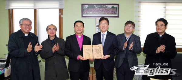 한화 이글스 박정규 대표이사(오른쪽 세번째)와 대한성공회 유낙준 의장주교(왼쪽 세번째)