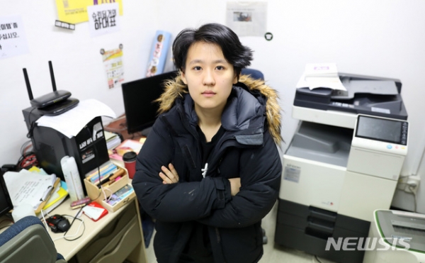디지털성범죄아웃(DSO) 하예나 대표(본명 박수연)가 14일 서울 강동구 DSO 사무실에서 뉴시스와 인터뷰를 마친 후 포즈를 취하고 있다.