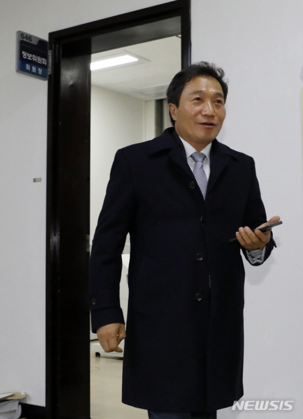 바른미래당을 탈당해 자유한국당으로 입당 예정인 이학재 정보위원장이 17일 오후 서울 영등포구 여의도 국회 정보위원장실을 나와 어디론가 이동하고 있다.