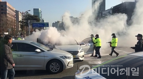 국회 앞 택시 기사 분신 추정 화재.