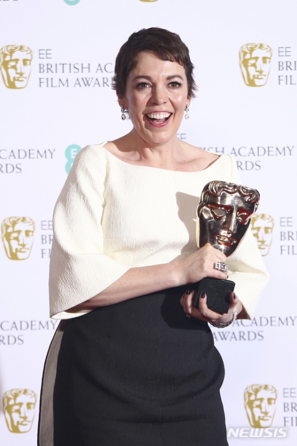 10일(현지시간) 영국 런던 로열 앨버트 홀에서 열린 영국영화TV예술아카데미(BAFTA) 시상식에서 영화 '더 페이버릿:여왕의 여자'로 여우주연상을 받은 올리비아 콜맨이 트로피를 들고 있다. 2019.02.11