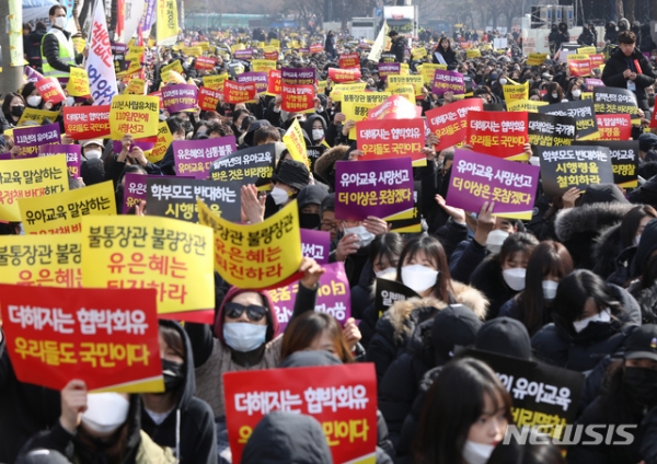 한국유치원총연합회가 25일 오후 서울 여의도 국회 앞에서 '유아교육 사망선고 교육부 시행령 반대 총궐기대회'를 열고 구호를 외치고 있다.