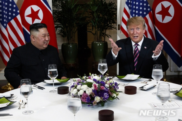 도널드 트럼프 미국 대통령과 김정은 북한 국무위원장이 27일(현지시간) 하노이 중심가 메트로폴 호텔 회담장에서 원탁 테이블 친교 만찬을 하고 있다.