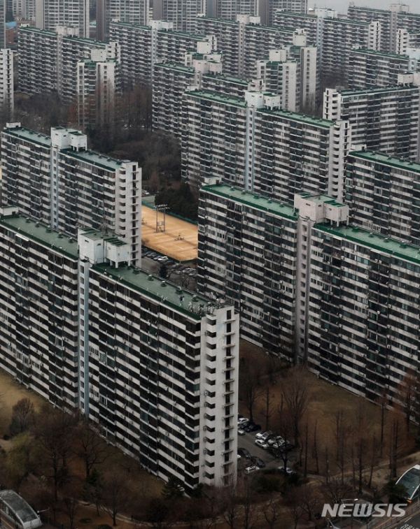 서울 재건축 아파트 값이 18주 연속 하락했다. 2012년 이후 최장기간 기록이다. 사진은 11일 오후 서울 송파구 잠실주공5단지의 모습.