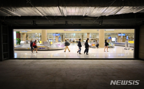 지난해 9월27일 오후 인천국제공항 제1터미널 입국장 면세점 예정부스 앞을 여행객들이 지나가고 있다.