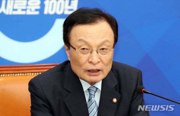 14일 오후 민주당 이해찬 대표가 서울 여의도 국회에서 정례 기자간담회를 갖고 공천등 제반 문제에 대해 설명하고 있다.