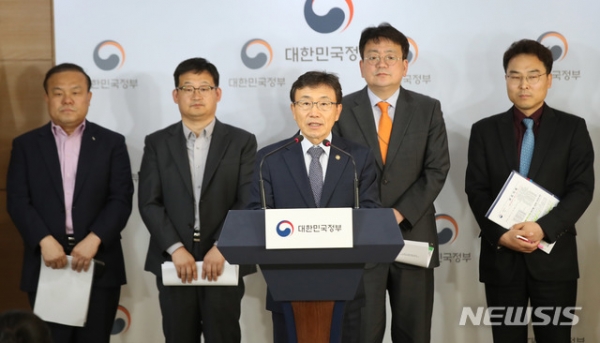권덕철 보건복지부 차관이 21일 오후 서울정부청사에서 바이오헬스 산업 혁신전략을 발표하고 있다. 정부는 바이오 빅데이터·R&D에 4조원을 투자해 바이오헬스를 글로벌 수준으로 육성할 계획이라고 밝혔다.