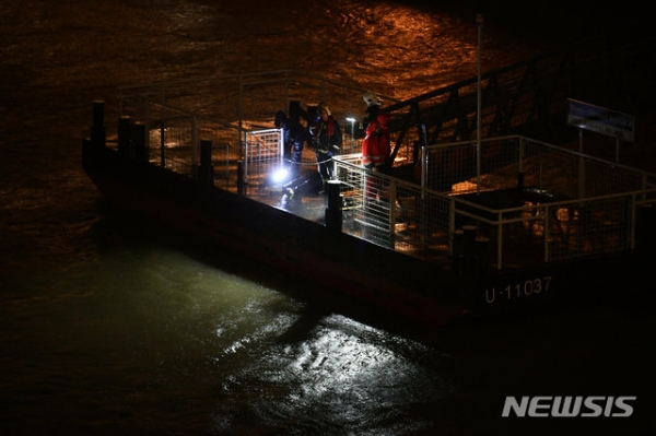 헝가리 부다페스트 다뉴브강에서 한국인 관광객 33명 등 35명이 탑승한 유람선 '하블레아니'가 침몰해 구조대와 경찰이 다뉴강 주변을 수색하고 있다.  외교부는 "한국 단체 관광객 33명이 해당 유람선에 탔던 것으로 파악됐다"며 "현재 7명이 구조됐고 실종자 19명에 대한 구조작업이 진행 중이며, 사망자 7명에 대한 국적과 신원은 확인 중"이라고 밝혔다.