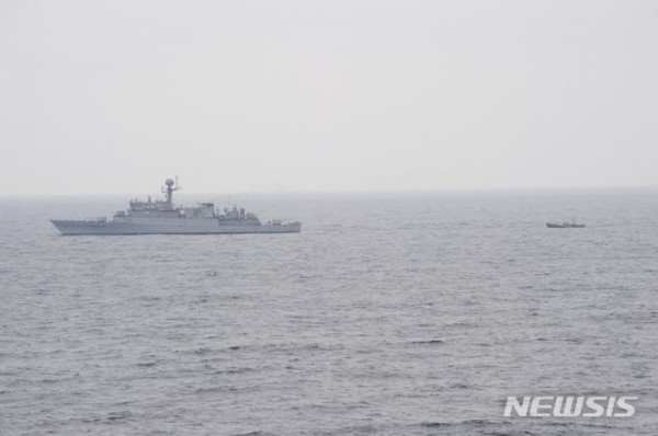 합동참모본부는 11일 오후 1시15분께 우리 해군함정이 속초 동북방 약 161㎞, 북방한계선(NLL) 이남 약 5㎞ 부근 해상에서 기관고장으로 표류 중인 북한 어선 1척을 발견했다고 밝혔다. 해당 어선은 오후 7시8분께 북한에 인계됐다.