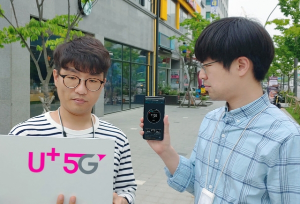 LG유플러스는 ‘LG V50 ThinQ’ 스마트폰으로 종로, 마곡 등 서울지역에서 5G 다운링크 속도를 측정한 결과, 1.1Gbps 이상의 속도 구현에 성공했다고 20일 밝혔다.