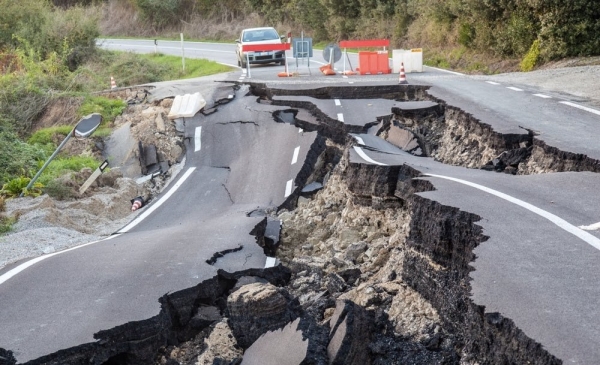 미국 캘리포니아에서 지진 발생 하루 만에 또다시 7.1의 강진이 발생하여 도로 손실 등의 피해를 입었다(사진: newspunch.com)