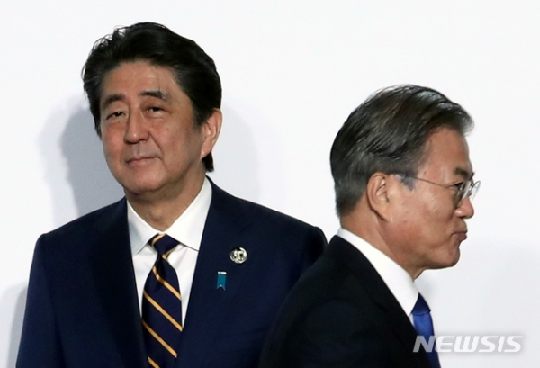 문재인 대통령이 6월28일 오전 인텍스 오사카에서 열린 G20 정상회의 공식환영식에서 의장국인 일본 아베 신조 총리와 악수한 뒤 행사장으로 향하고 있다.