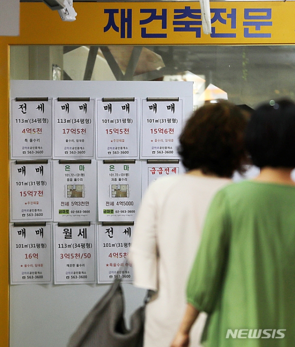강남권 재건축 아파트 중심으로 급매물이 소화되면서 서울 집값이 하락세를 멈춘 것으로 나타났다. 일부 지역에서는 집값이 반등 움직임을 보이고 있다. 6일 서울부동산정보광장에 따르면 강남구 대치동 은마아파트는 3월에 13건의 실거래 신고가 접수됐다. 1~2월에 실거래 신고건수가 전무했던 전용면적 105.46㎡의 경우 18억원에 거래되기도 했다. 서울 집값의 바로미터로 여겨지는 재건축 아파트시장이 들썩거리면서 집값이 바닥을 찍고 반등하는 것이 아니냐는 추측이 나오고 있다. 사진은 6일 오전 강남구 은마상가 내 공인중개소 앞에 시세표가 붙어 있다.