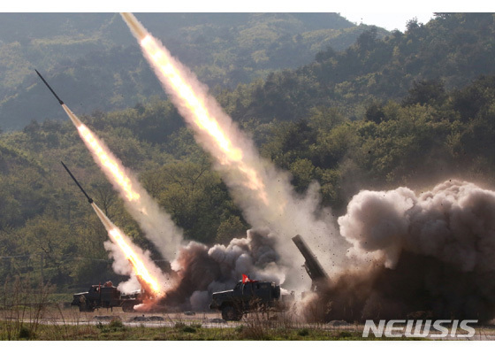 북한이 31일 함경북도 호도반도 일대에서 미상 발사체 수발을 발사했다. 사진은 지난 5월9일 북한의 다연장포 화력시범 모습.