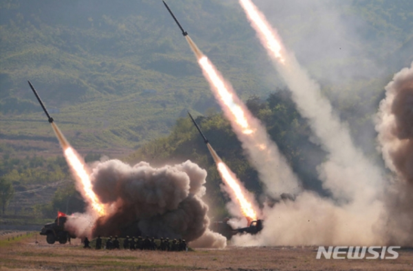 북한이 31일 새벽 함경남도 호도반도 일대에서 미상의 발사체 수발을 발사했다. 사진은 지난 5월9일 다연장포 화력타격훈련 모습. (출처=노동신문)