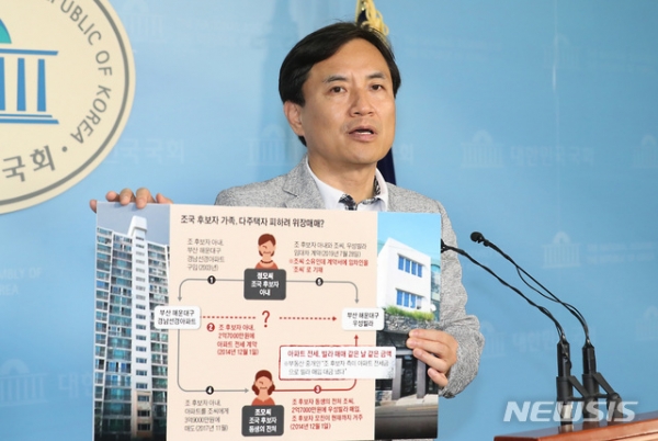 지난 18일 서울 여의도 국회 정론관에서 자유한국당 김진태 의원이 조국 후보자 관련 의혹을 제기하고 있다.