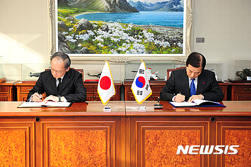 한민구 국방부 장관(오른쪽)이 지난 2016년 11월23일 서울 용산구 국방부 청사에서 나가미네 야스마사(長嶺安政) 주한 일본대사(왼쪽)와 한·일 군사비밀정보보호협정(GSOMIA)에 최종 서명하고 있다.