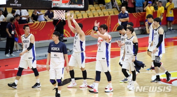 중국 우한 스포츠센터에서 열린 2019 FIBA 농구월드컵 대한민국과 나이지리아의 B조 마지막 경기를 마친 한국팀 선수들이 아쉬운 표정으로 코트를 나서고 있다. 대한민국이 나이지리아에 66:108로 패배.