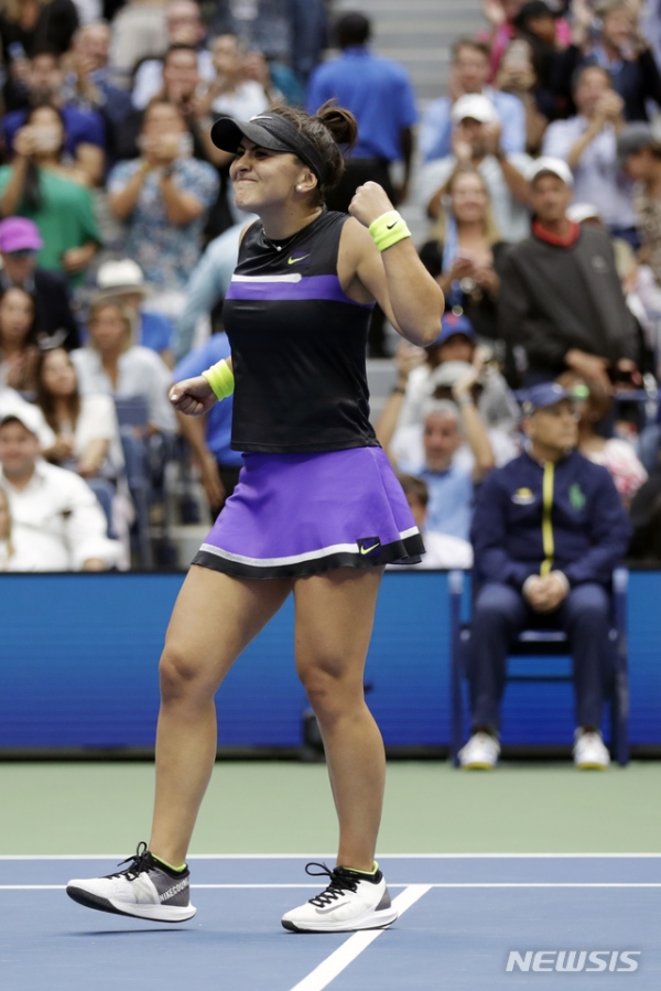 비앙카 안드레스쿠(캐나다)가 8일(한국시간) 미국 뉴욕주 플러싱 메도의 빌리진 킹 내셔널 테니스센터에서 열린 US오픈 테니스대회 여자 단식 결승에서 세레나 윌리엄스(미국)를 꺾고 우승한 뒤 기뻐하고 있다.