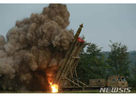 북한은 10일 초대형방사포를 또다시 시험발사했다고 밝혔다.