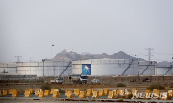 드론 공격으로 최대 석유시설 두 곳의 가동을 중단한 사우디아라비아 국영 석유회사 아람코가 16일까지 생산량의 3/1을 회복할 것으로 예상했다. 사진은 사우디 지다 북부지역에 위치한 아람코의 저유탱크들.