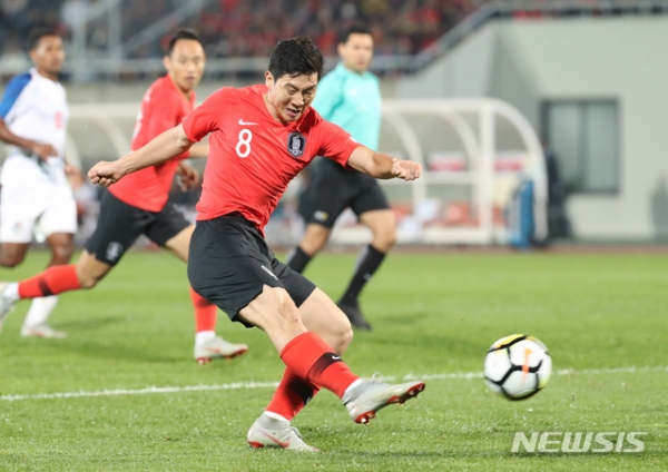 16일 충남 천안종합운동장에서 열린 축구 국가대표팀 평가전 한국과 파나마 경기에서 남태희가 강슛을 날리고 있다.