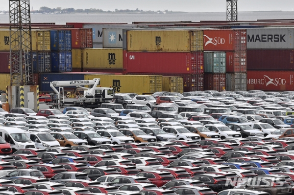 5월16일(현지시간) 독일 브레머하펜의 항구에서 수출입용 자동차가 늘어선 모습.