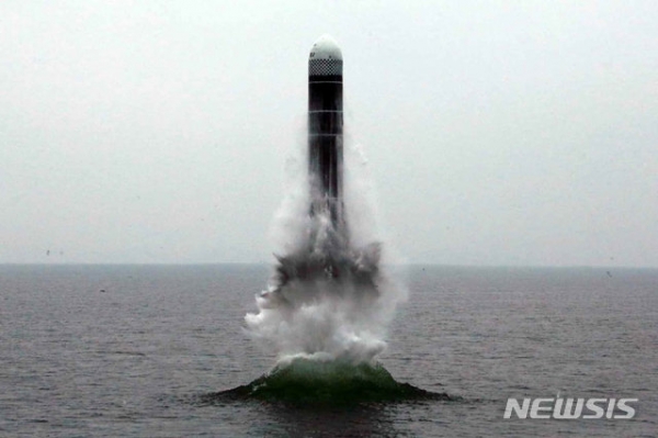 북한이 지난 2일 오전 동해 원산만 수역에서 신형 잠수함발사탄도미사일(SLBM)인 '북극성-3'형 시험발사를 성공적으로 진행했다고 3일 밝혔다.