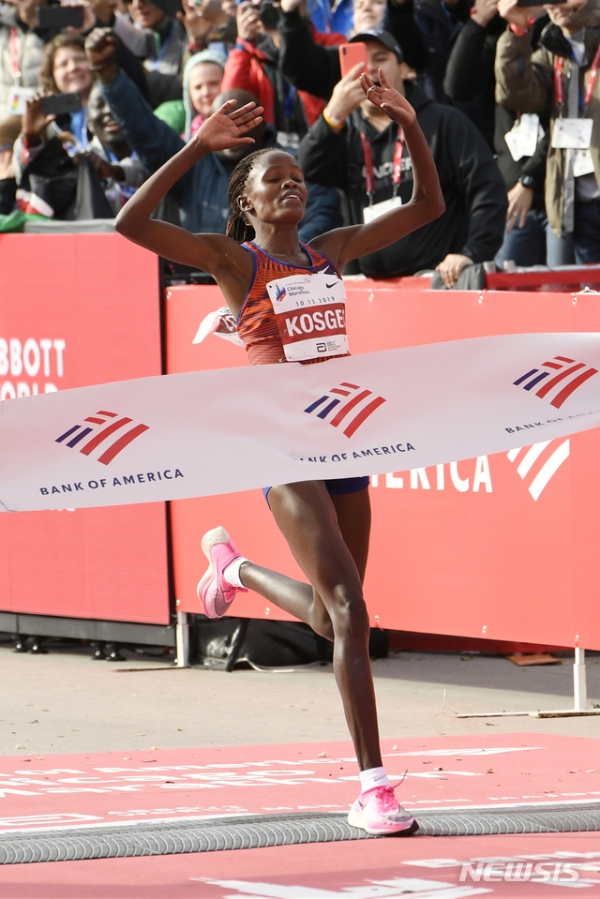 브리지드 코스게이(케냐)가 13일(현지시간) 미국 일리노이주 시카고에서 열린 2019 시카고 마라톤 대회에서 결승선을 통과하고 있다. 코스게이는 2시간14분04초를 기록, 여자 마라톤 신기록을 작성했다. 2019.10.13