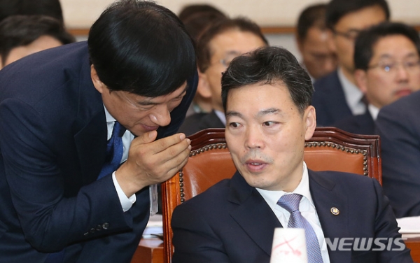 김오수 법무부 차관이 15일 오후 서울 여의도 국회에서 열린 법제사법위원회의 법무부 국정감사에 출석해 답변을 논의하고 있다.