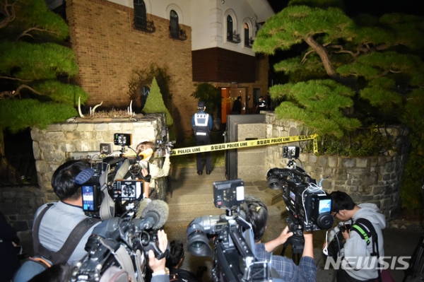 가수 겸 배우 설리(25.최진리)가 숨진채 발견돤 14일 오후, 경기도 성남시 자택에서 경찰이 현장을 통제하고 있다.