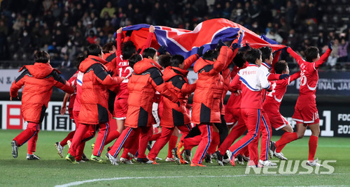 15일 오후 일본 지바 소가 스포츠파크에서 열린 2017 EAFF E-1 챔피언십 여자부 일본 대 북한의 경기에서 2대0으로 우승을 확정지은 북한 선수들이 환호하고 있다. 2017.12.15