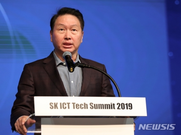 최태원 SK 회장이 28일 서울 광진구 워커힐 호텔에서 열린 ‘SK ICT Tech Summit 2019 (SK ICT 테크 서밋 2019)’ 개막식에서 개회사를 하고 있다. (사진/SK텔레콤 제공)