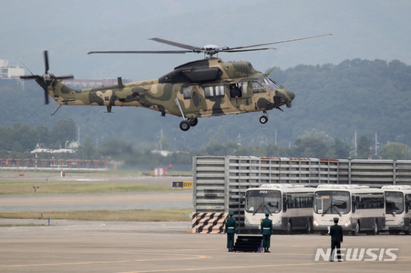 27일 대구 공군기지에서 열린 ‘제71주년 국군의 날 기념행사’ 미디어데이에서 수리온(KUH-1) 헬기가 착륙하고 있다.