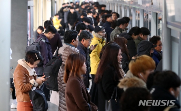 시민들이 철도파업 이틀째인 21일 오전 서울 동작구 지하철 1호선 노량진역에서 열차를 기다리고 있다.