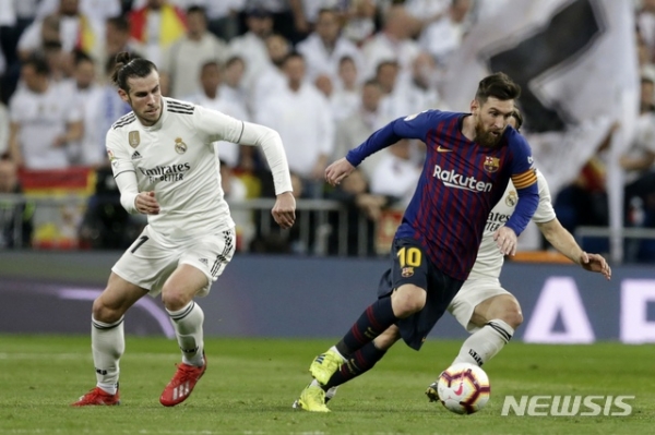 스페인 라리가 바르셀로나의 리오넬 메시가 지난 3월2일(현지시간) 마드리드 베르나베우 경기장에서 열린 레알 마드리드와의 경기에서 뛰고 있다. 2019.11.25