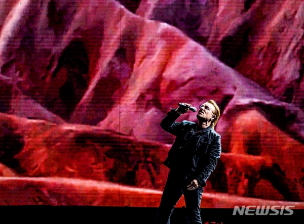 록밴드 유투(U2)의 보컬 보노가 8일 오후 서울 고척스카이돔에서 열린 첫 내한공연에서 멋진 무대를 선보이고 있다. (사진=라이브네이션 코리아 제공) 2019.12.08.